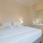 The Lucky 12 Apartment *